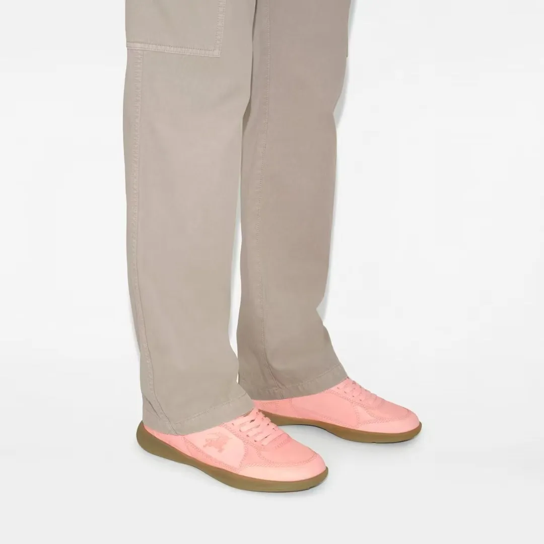 Men's Men's Shoes 💰440 [New Style] 🐝🐝Burberry - Burberr SU25 new MATRIX retro sneakers ♞size; 38-44 (45 customized) calfskin The main style of the summer fashion show, retro and casual, light and comfortable. Burberry made its debut at the brand's 2025 summer fashion show. Made of refined Italian leather with tonal topstitching details, it's inspired by sporty design. Paired with lightweight soles and Burberry check sneakers, they are embellished with embroidery of the brand's Equestrian Knight logo (EKD). - Lace-up design - EKD embroidery on the side - EKD embroidery on the sole